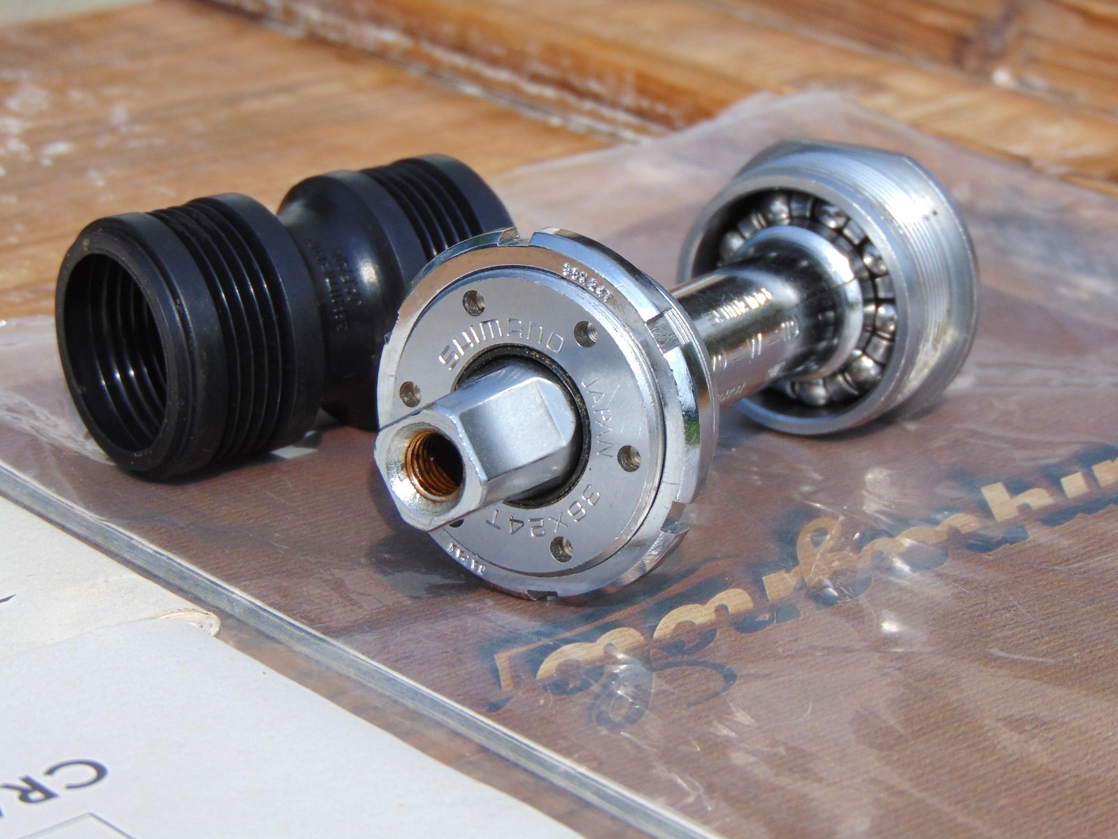 Shimano 600 Italian Thread Bottom Bracket 70-119mm