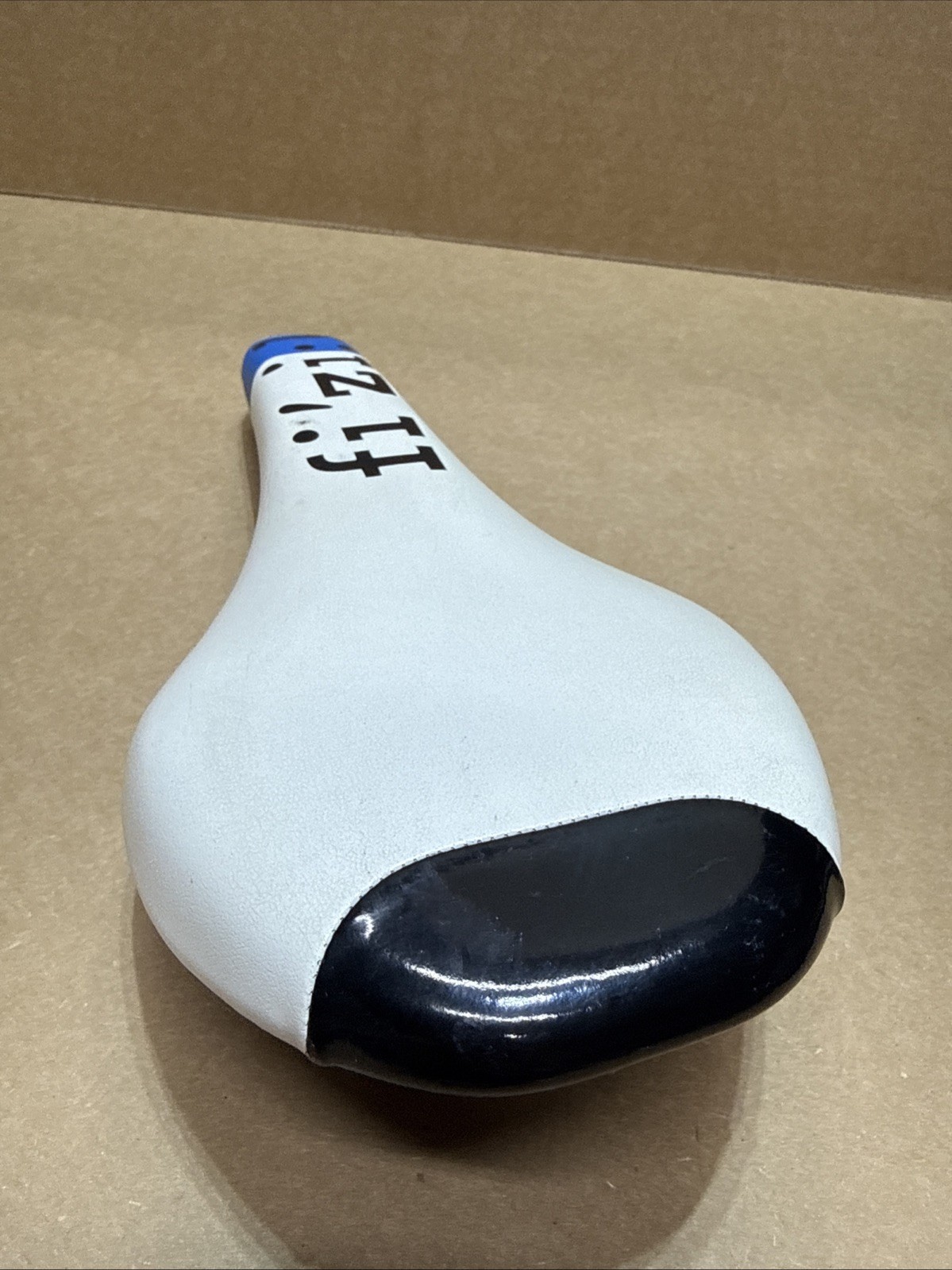 Fizik Tundra 2 Bicycle Saddle Seat with Manganese Rails Blue and White cth54