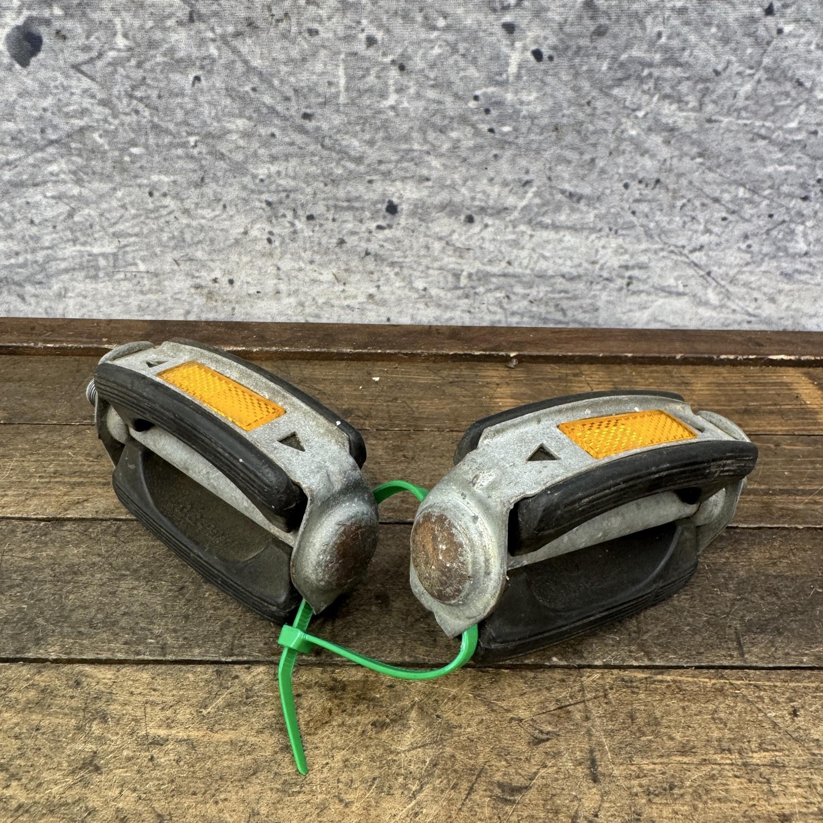 Vintage Schwinn Bow Bike Pedals 1/2 Black Reflector Steel Plastic Cruiser Pair