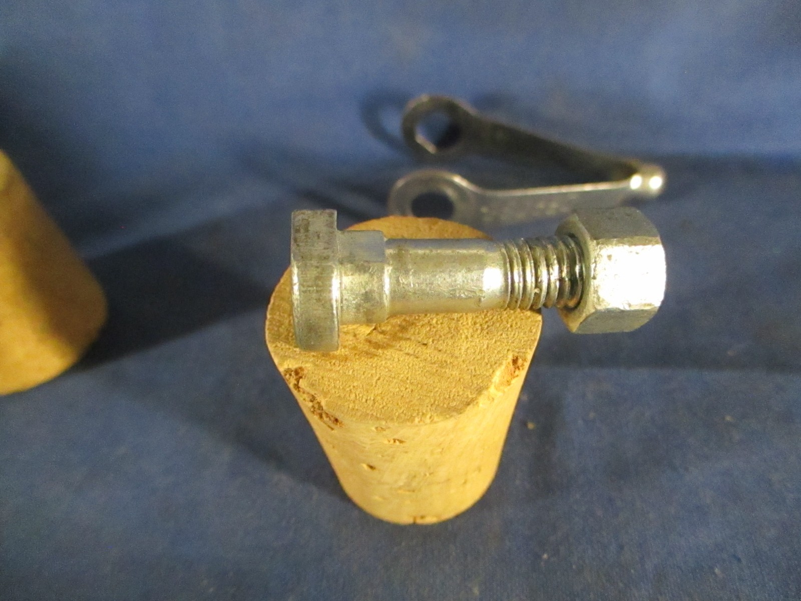 Keep that thing from spinning, Mafac hanger w/ binder bolt Flats, not keyed