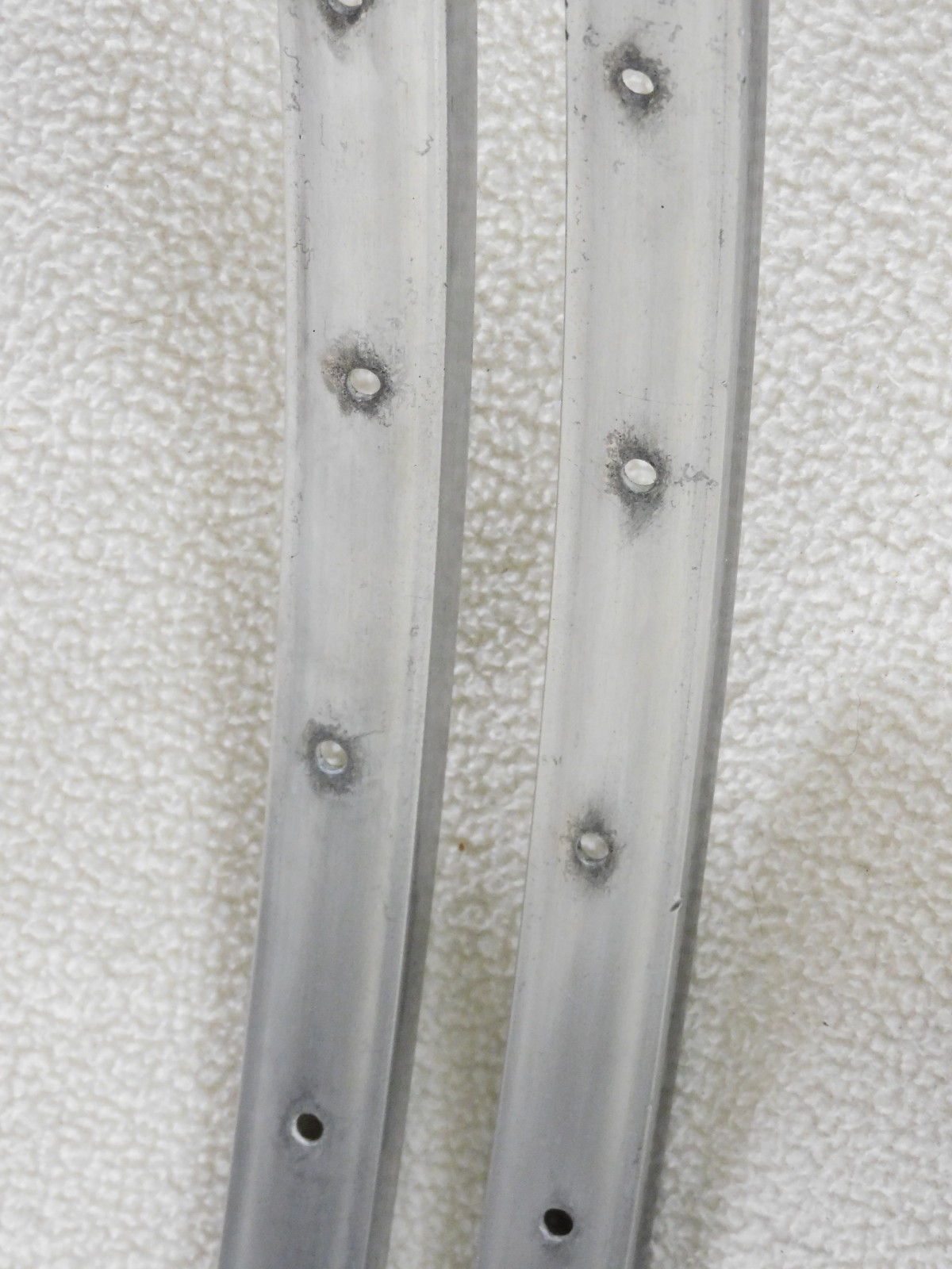 2 Unmarked Weinmann Style Single Wall Silver Clincher Rims 27″ 36H Schrader