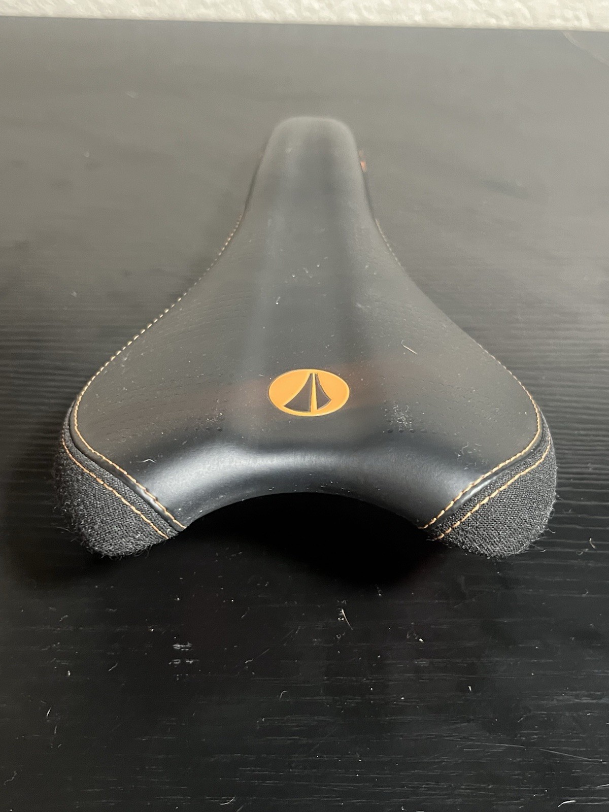 SDG Radar Saddle Black/Orange – 235g