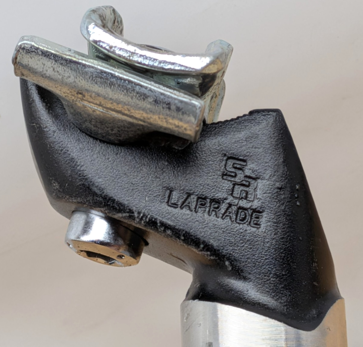 Vintage SR Laprade black/silver fluted 26.6 200 mm L-84 seatpost