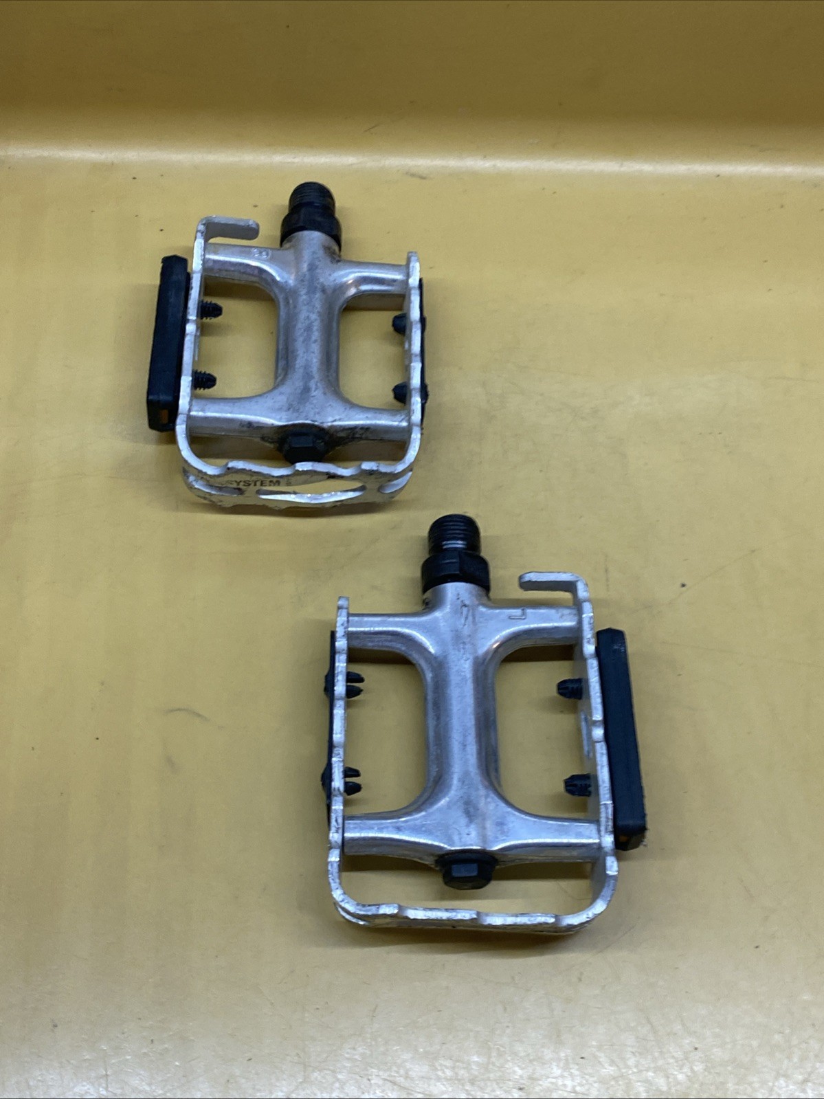 Silver Caged 9/16″ Flat / Platform Pedals With Reflectors