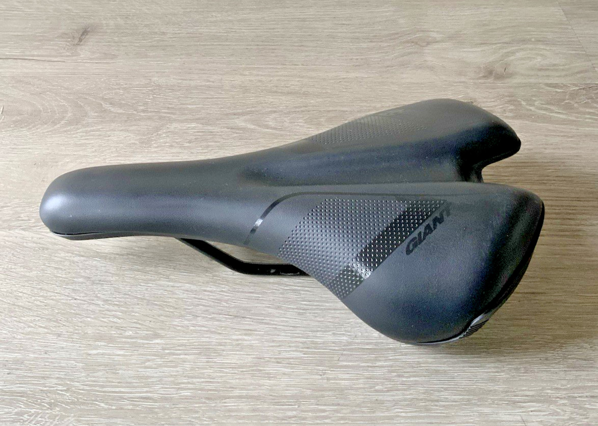 GIANT CONTACT COMFORT SADDLE 360 GRAMS CHROMOLY RAILS 162 MM X 275 MM