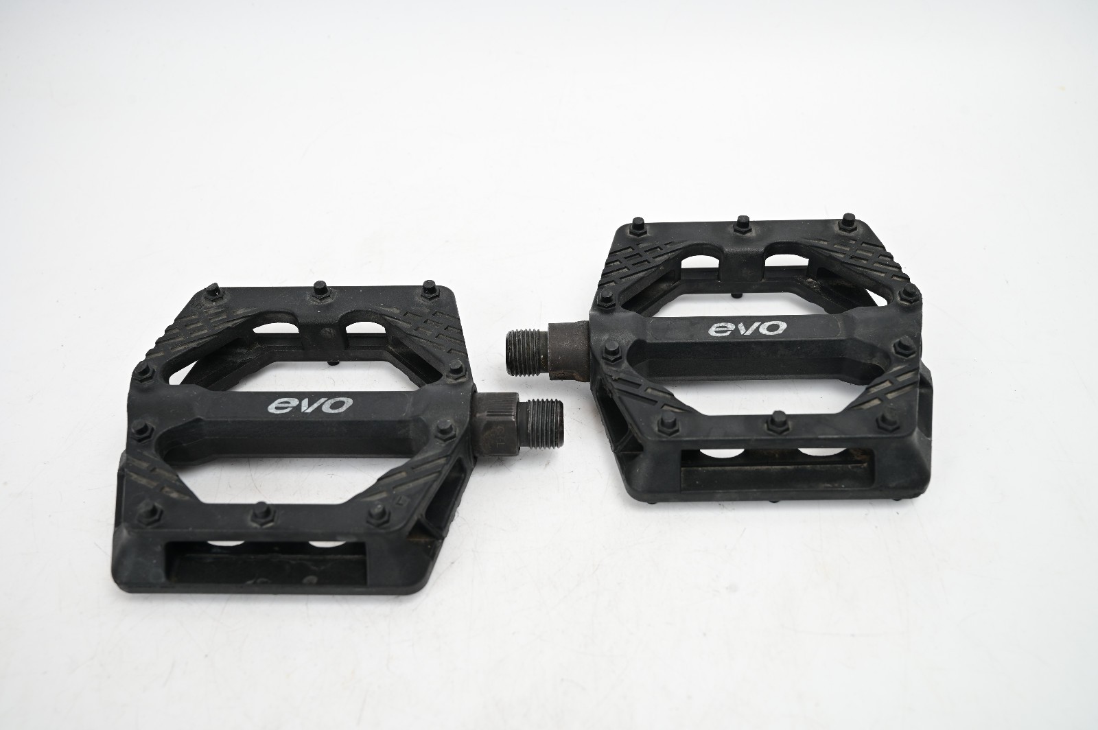 EVO Black Mountain Bike Flat Platform Pedals, Nylon, Cr-Mo, Mountain Bike 9/16″