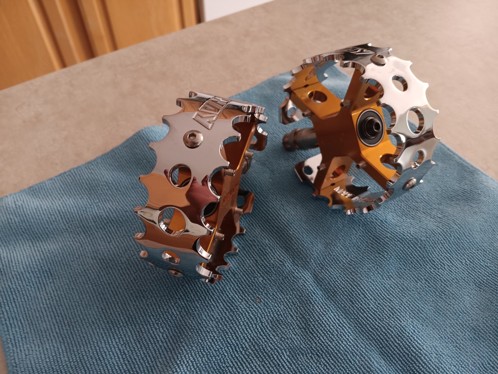 Bullseye Skyway Cage Pedals Chrome and Gold 9/16