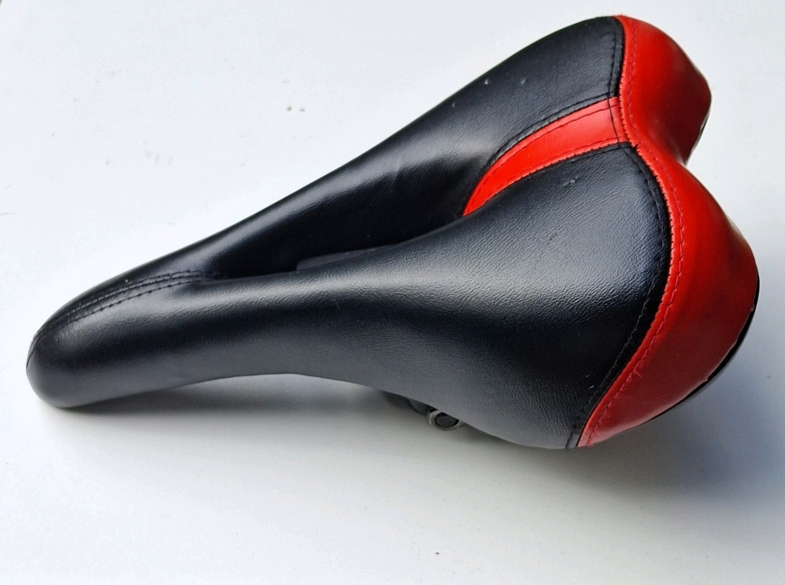 Black/Red Cutaway Bicycle Saddle Seat w/ Steel Rails DADIS26-8