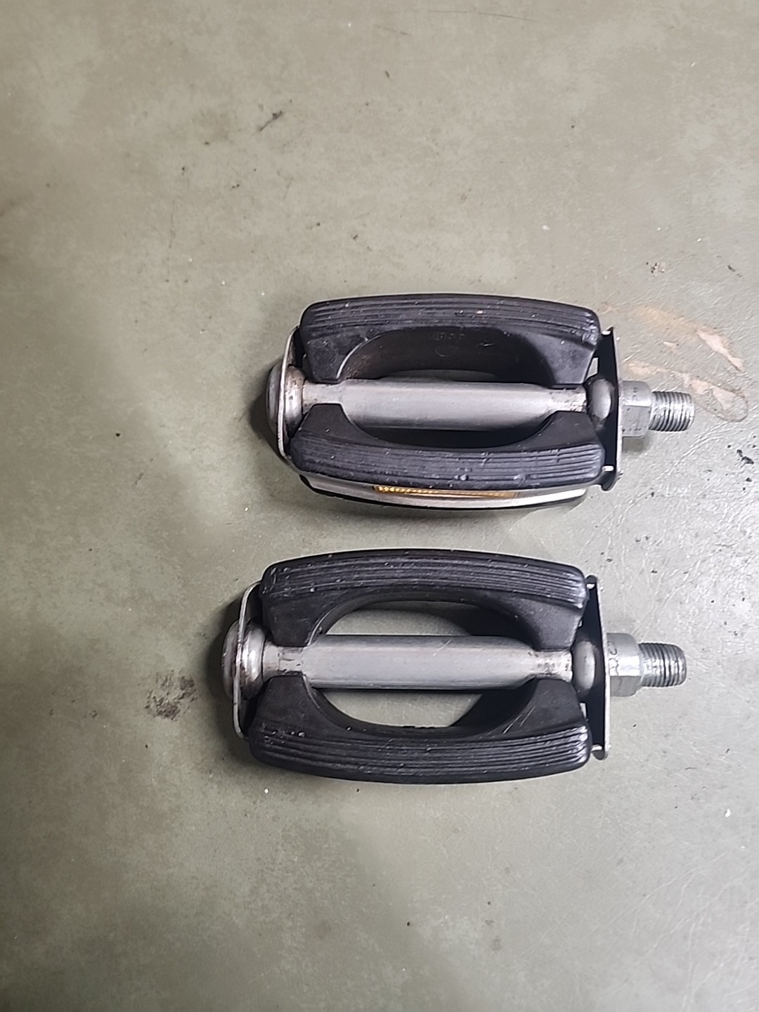 VINTAGE 70s SCHWINN BOW PEDALS w/ REFLECTORS 1/2″ KRATE STINGRAY FASTBACK L$$K