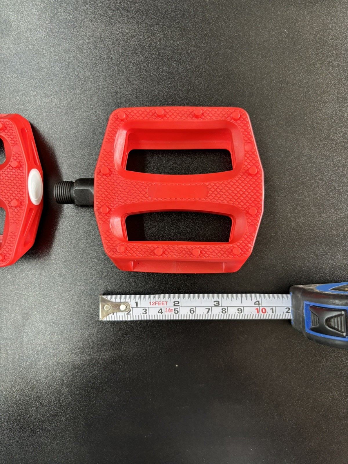 Resin Body Pedals 9/16″ RED