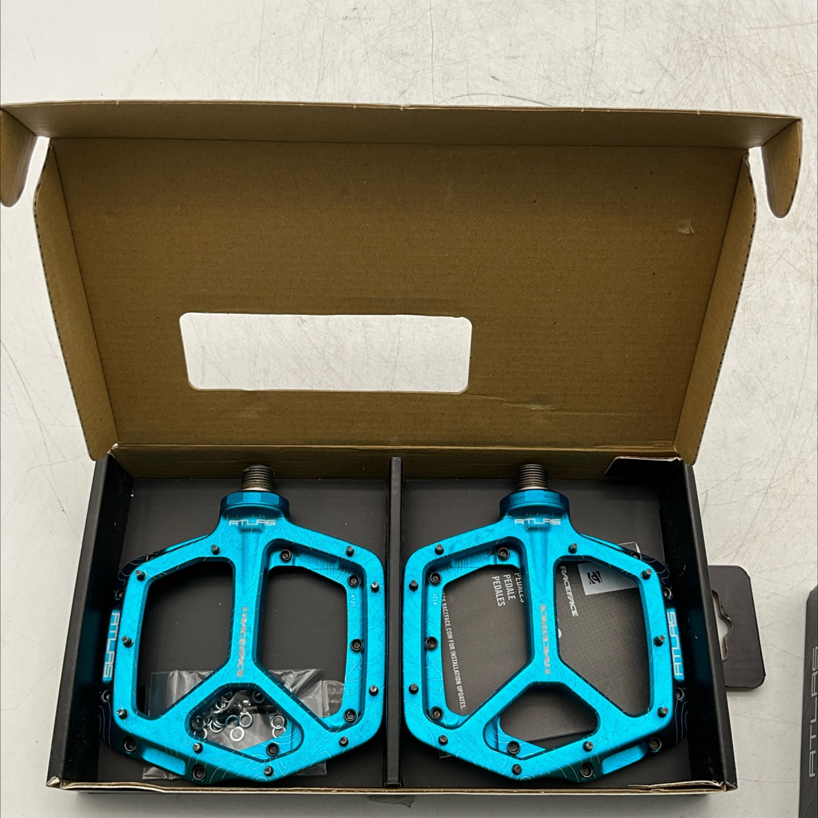 Race Face Atlas Pedal Set Blue Aluminum Platform 9/16” Turquoise 5291250