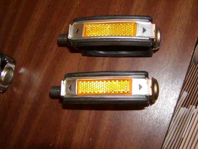 Schwinn Bow Pedals VINTAGE WITH REFLECTORS 1/2″ Block Stingray RARE HTF