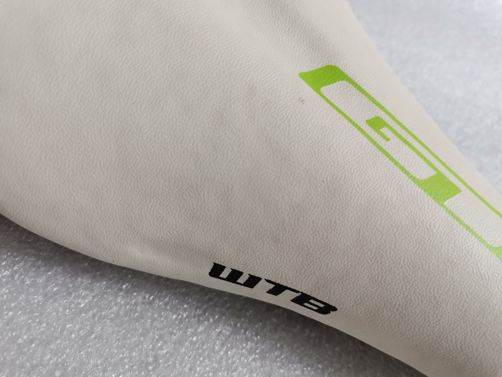 NEW GT SADDLE SEAT BY WTB ROAD MTB WHITE GREEN 139MM WIDTH