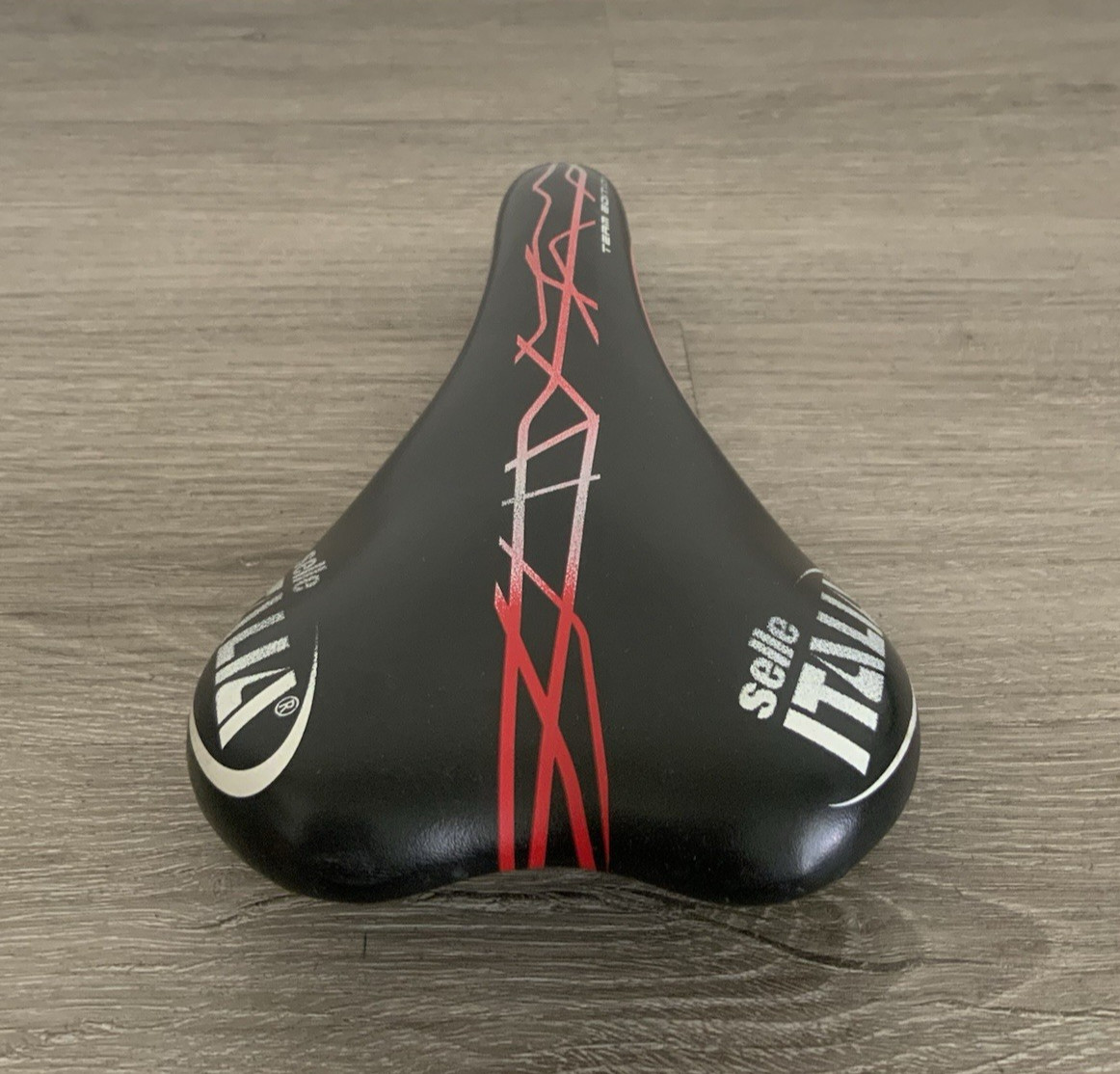 SELLE ITALIA TEAM EDITION SADDLE CARBON STAYS 202 GRAM 130 MM X 280 MM