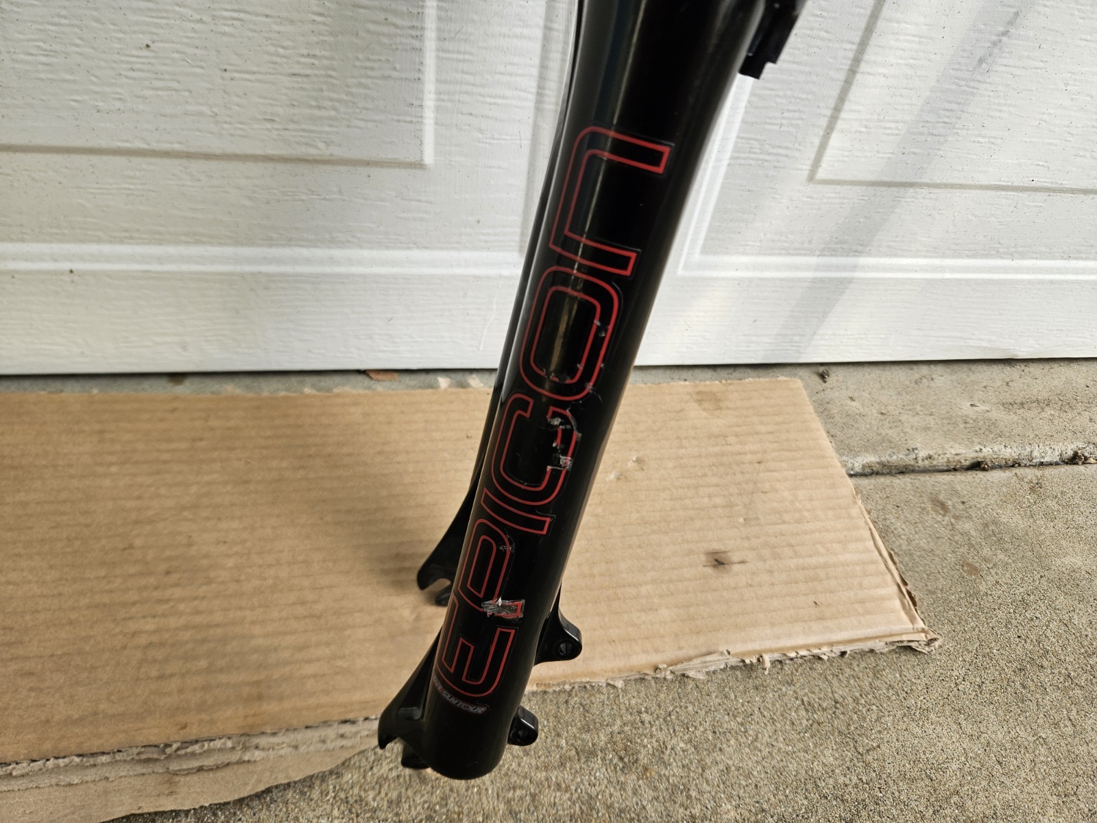 26″ Suntour Epicon 1-1/8″ Threadless Air Suspension Fork Magnesium Black