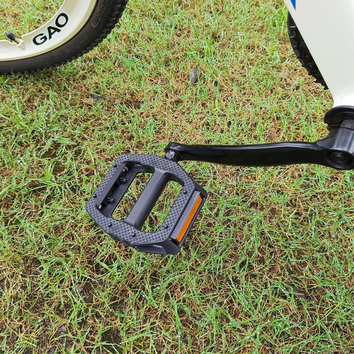 Non-Slip Wide Bike Pedals with Reflectors – Lightweight 9/16″ for All Bikes