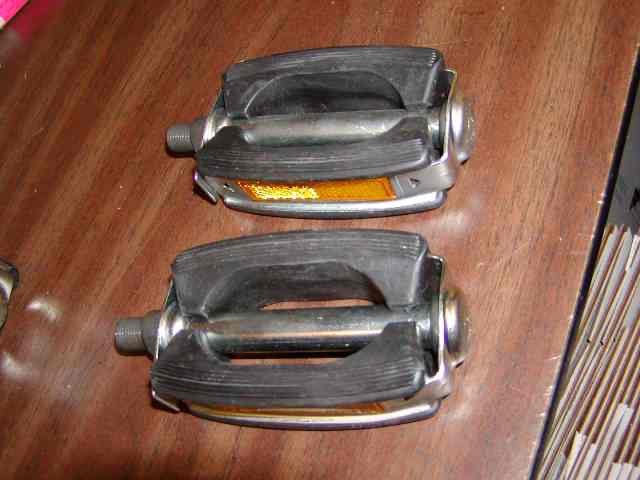 Schwinn Bow Pedals VINTAGE WITH REFLECTORS 1/2″ Block Stingray RARE HTF