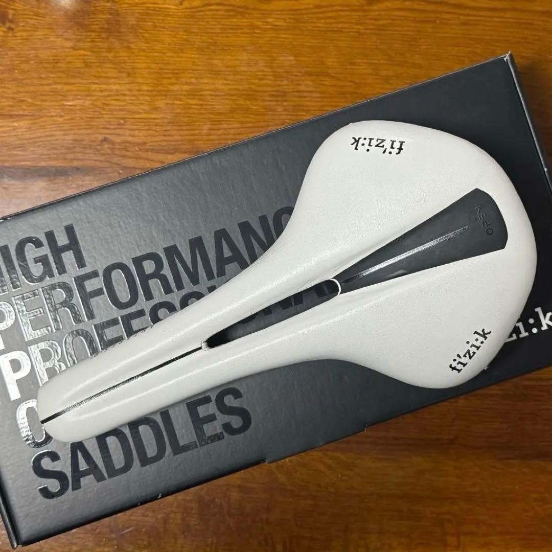 fi’zi:k Antares R3 Open Road Bike Saddle White 220g Kium Cut-Out Italy USED