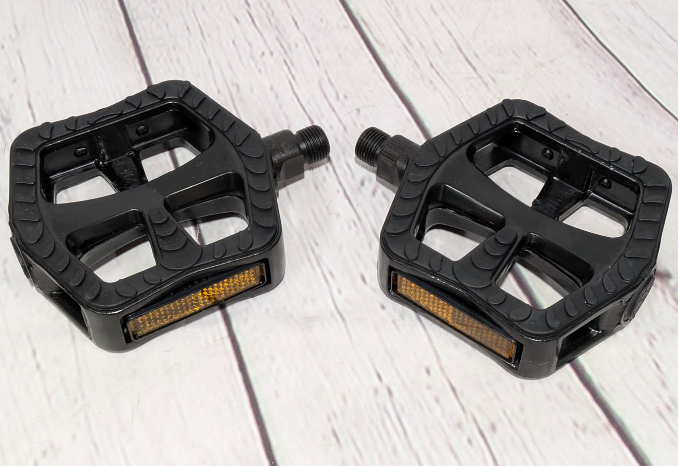 Wellgo LU-214 9/16″ Bike Pedal Set, Black Alloy with Rubber Grips, Reflectors