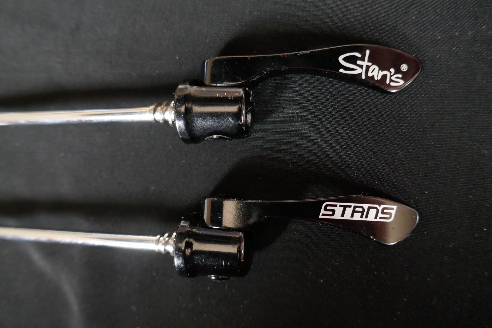 2x STAN’S NOTUBES REAR MTB ROAD SKEWERS BLACK STEEL QUICK RELEASE LEVER QR