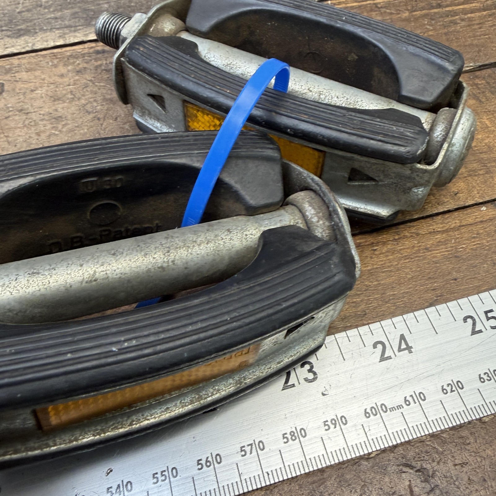 Vintage Schwinn Bike Pedals Bow Cruiser 1/2 Black Pair Reflectors 570g 70s 60s