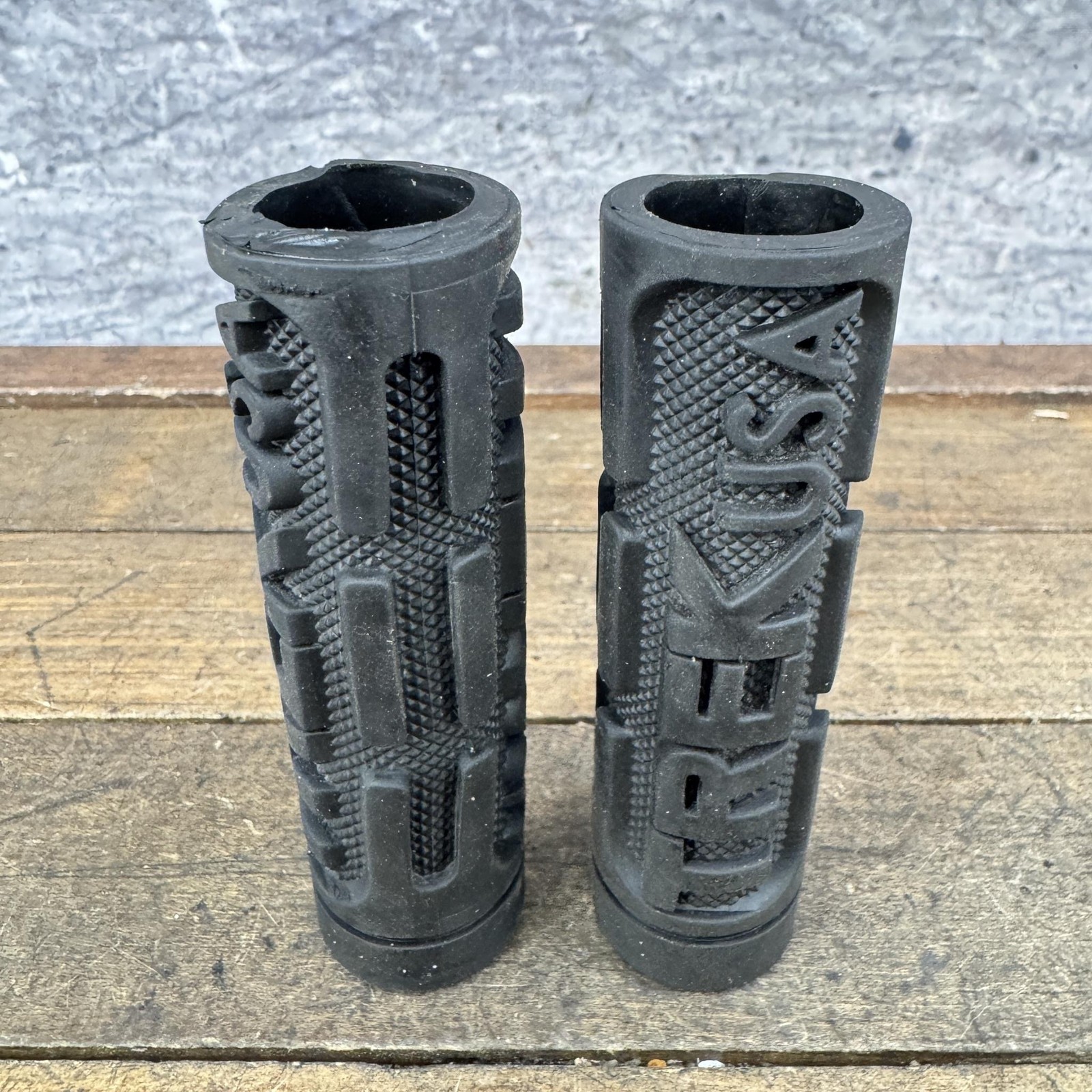 Trek USA Handlebar Grips Pair Black Rubber ATI Bar Ends Bike MTB 990 970 90s