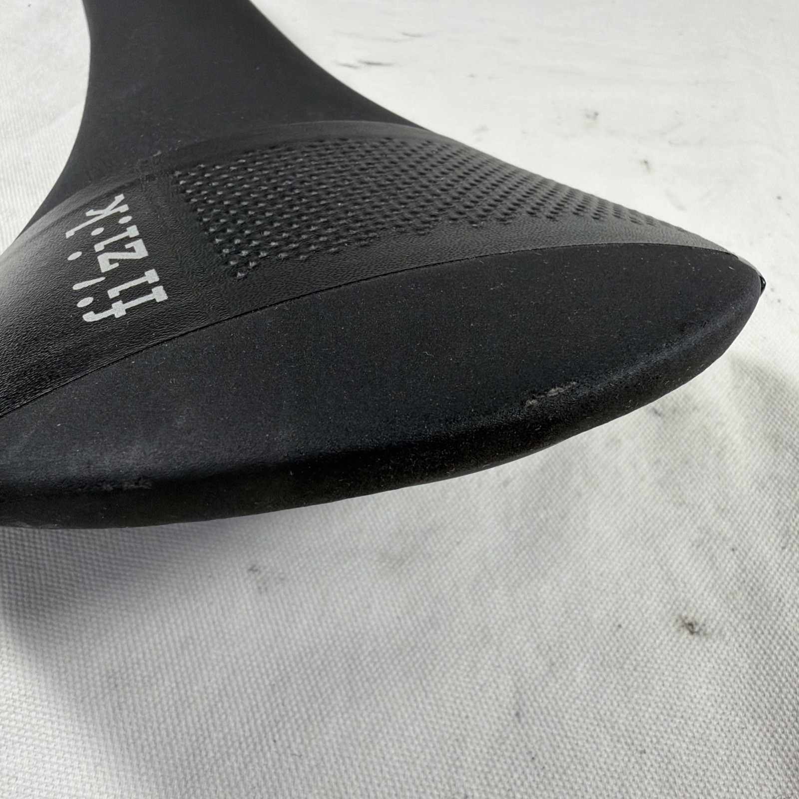 Fizik Aliante R3 Large Saddle, 7x7mm Kium rails, Good condition