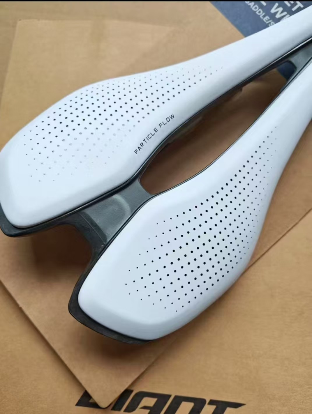 GIANT FLEET SL WHITE SADDLE 248X145MM SHORT NOSE CARBON COMPOSITE WEIGHT 222g