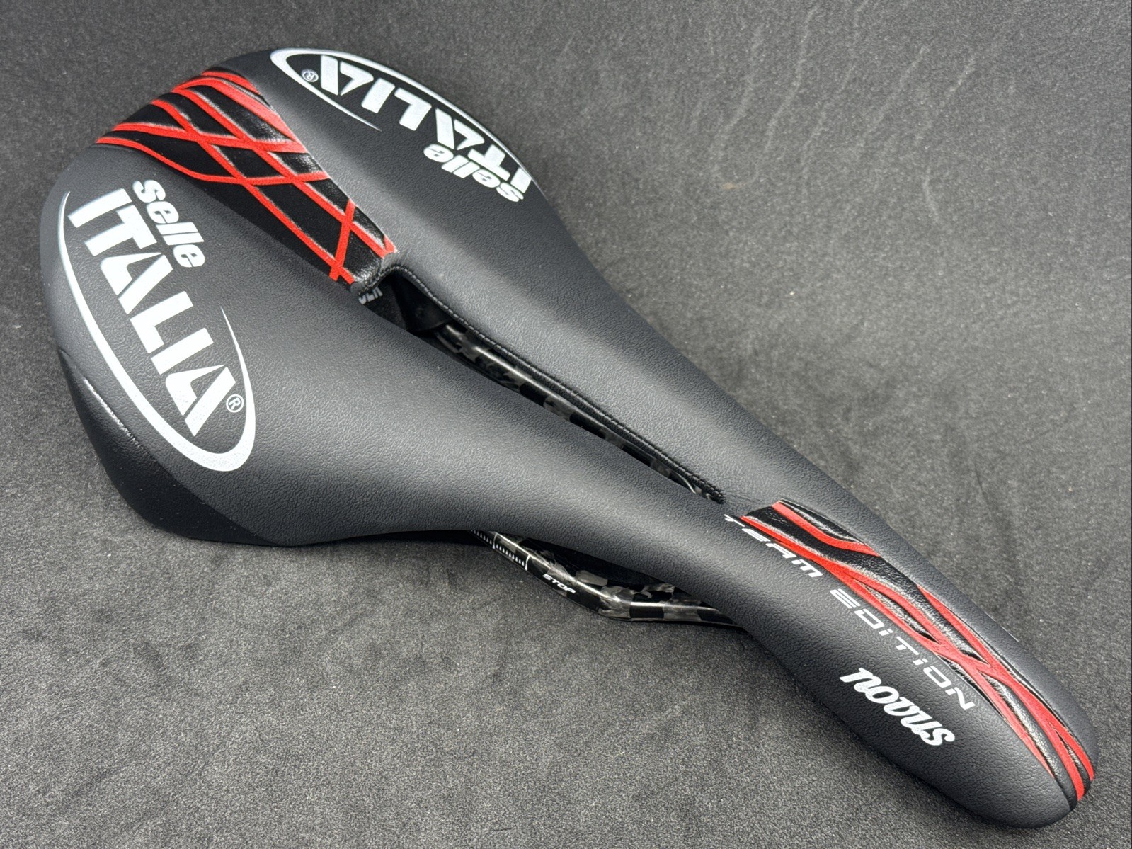 Selle Italia NOVUS SuperFlow Kit Carbonio Team Edition 280mm x 145mm Black Red
