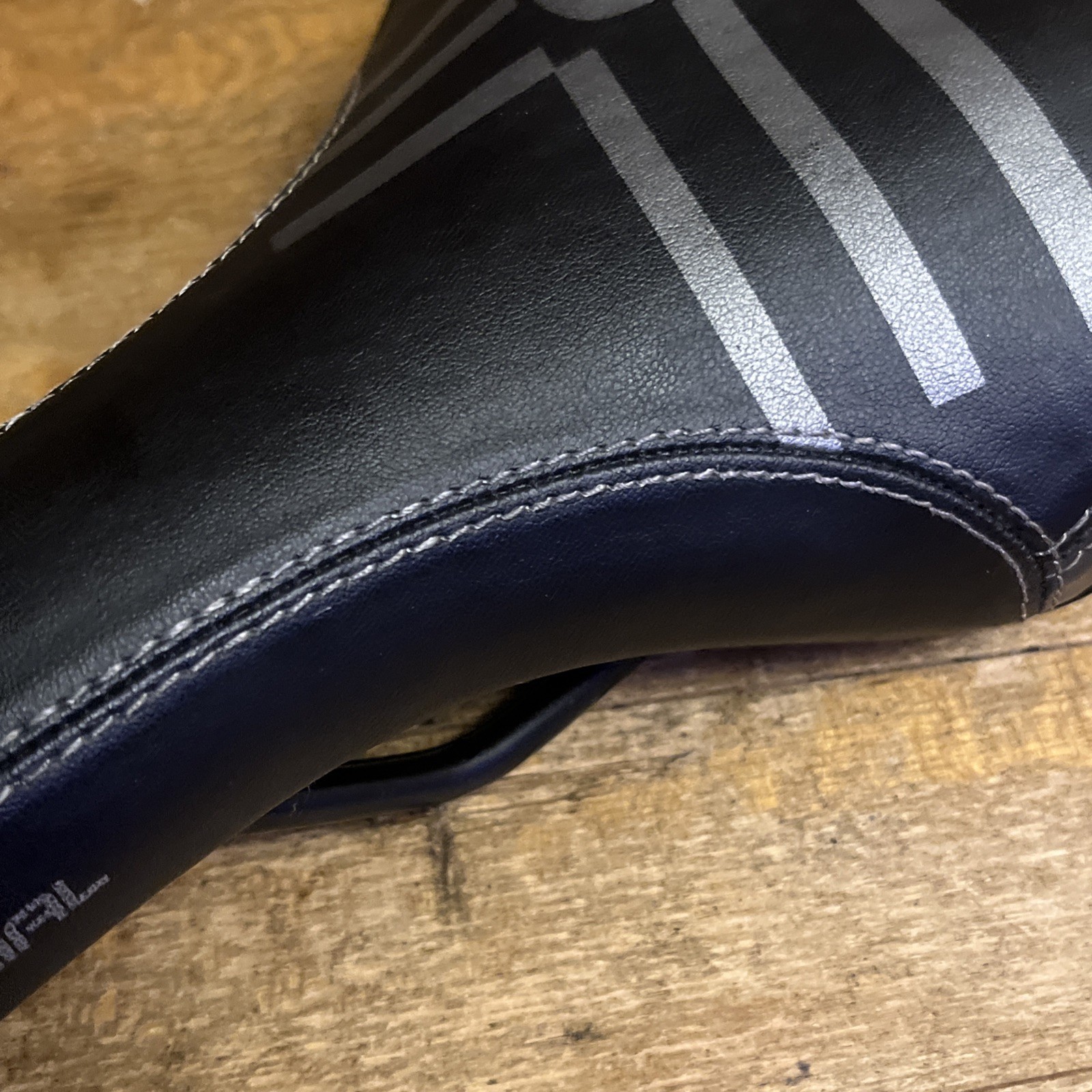 Crucial Bike Saddle 270 mm Length 145 mm Width Bike Saddle Made In China