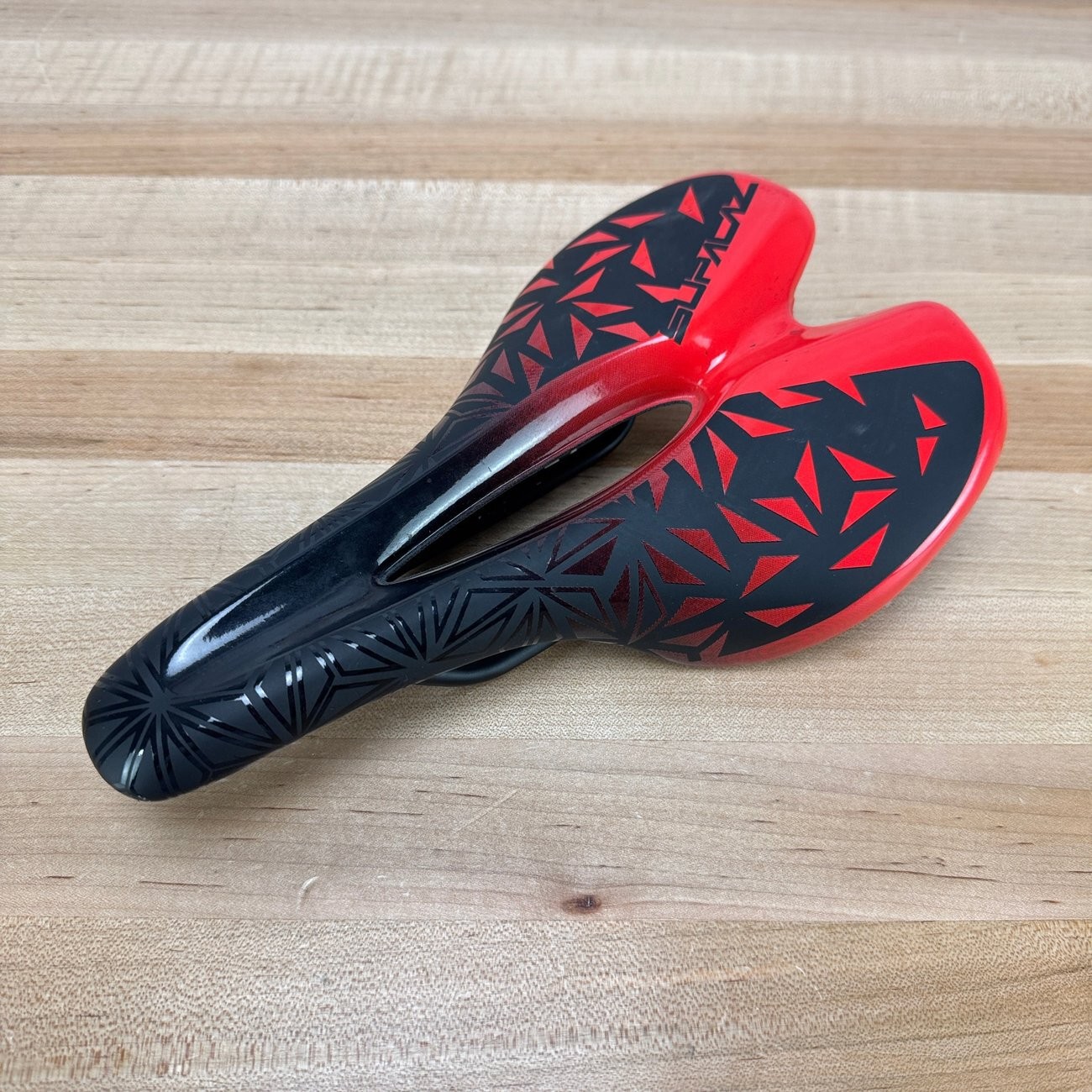 Supacaz Ignite 7x7mm Titanium Alloy Rails 143mm Black/Red Bike Saddle 251g