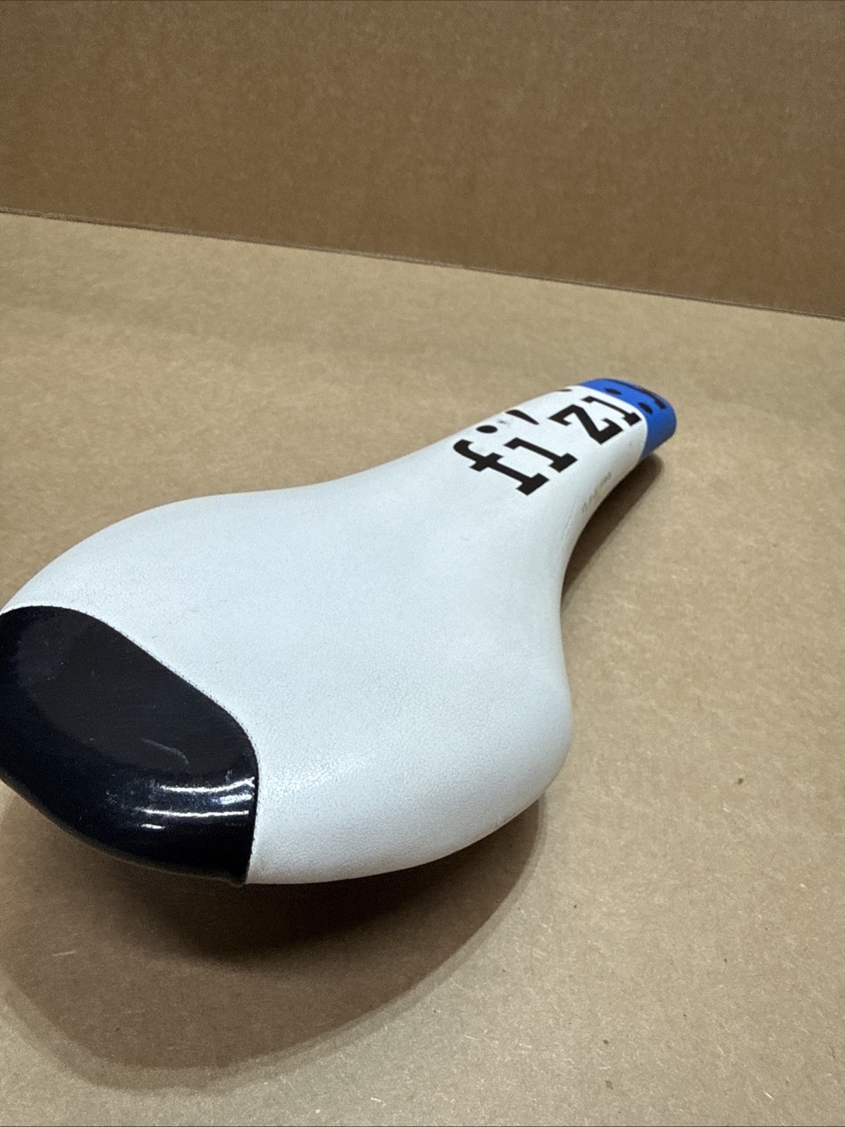 Fizik Tundra 2 Bicycle Saddle Seat with Manganese Rails Blue and White cth54