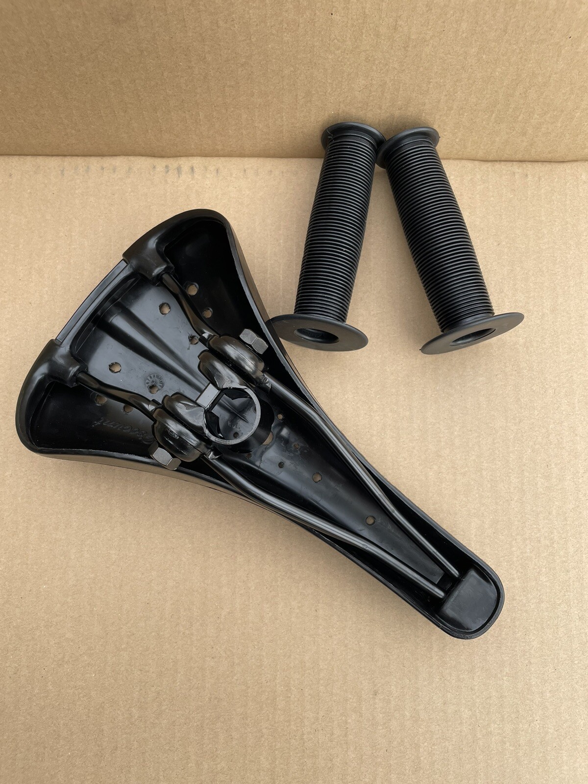 Viscount Dominator BMX Bicycle Seat, Grips Old School Hard Shell saddle GT Black