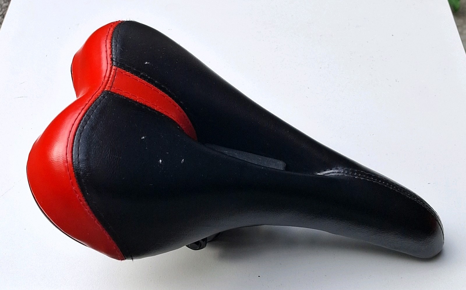 Black/Red Cutaway Bicycle Saddle Seat w/ Steel Rails DADIS26-8