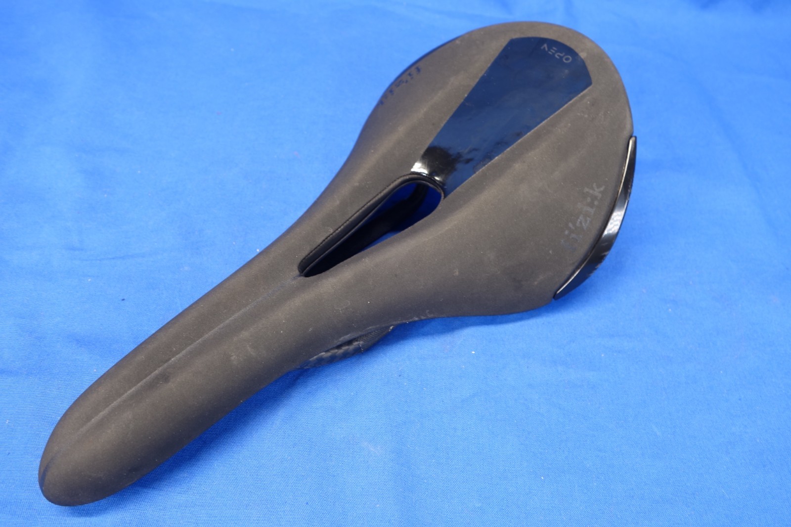 Fizik Aliante Open R1 Bike Saddle, Bicycle Seat, Carbon 7 x 9mm Rails