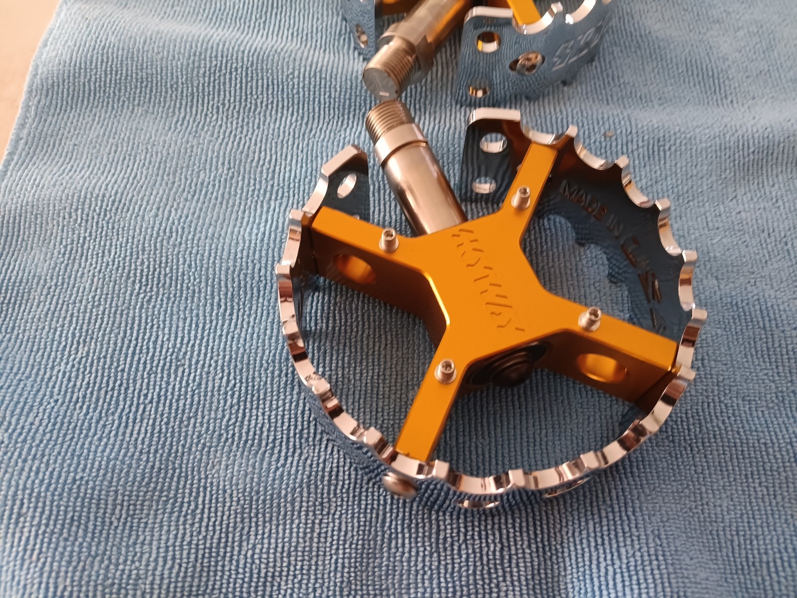Bullseye Skyway Cage Pedals Chrome and Gold 9/16