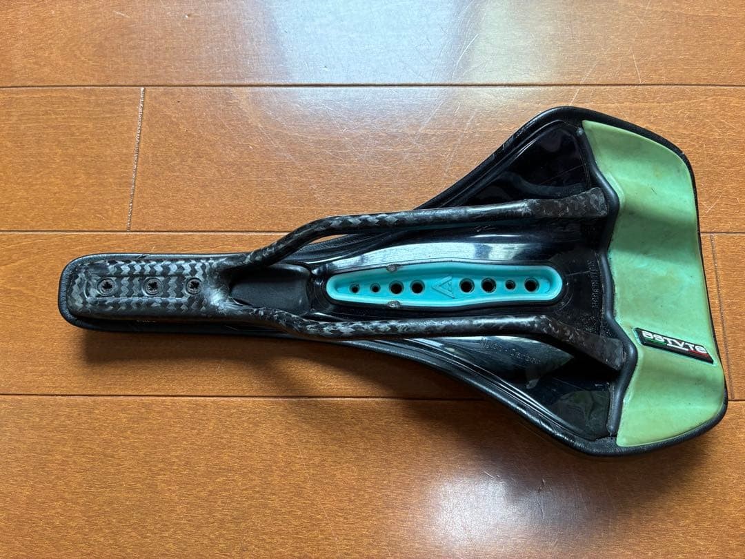 Astute Starlite VT Carbon Saddle Black Turquoise Used