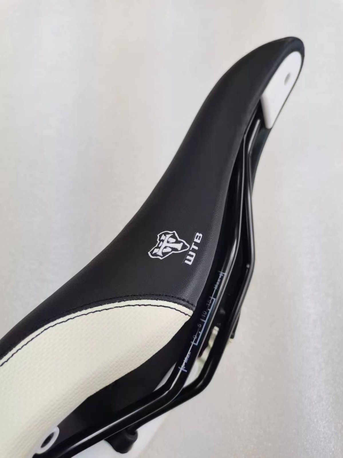 NEW OLD STOCK WTB SPEED V SADDLE SEAT WIDE 160MM BLACK WHITE MTB TOURING BIKE