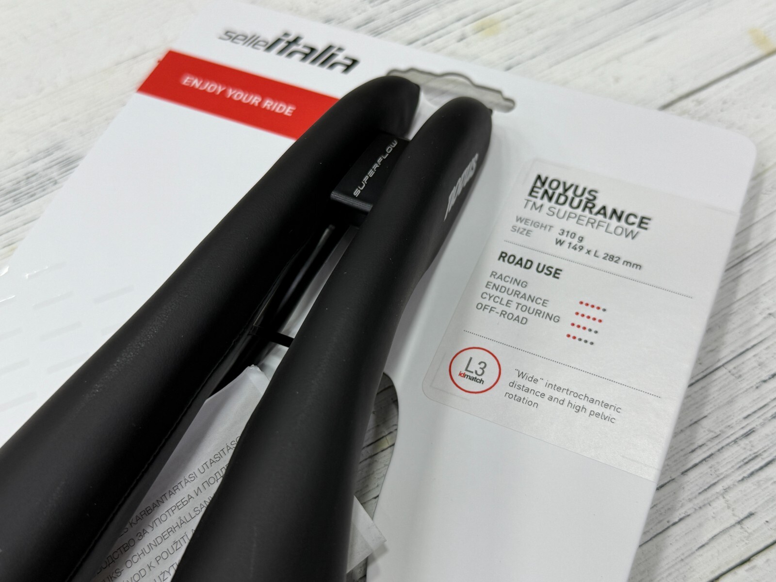 Selle Italia Novus Endurance TM Superflow Manganese Rail L3 149x282mm) Saddle