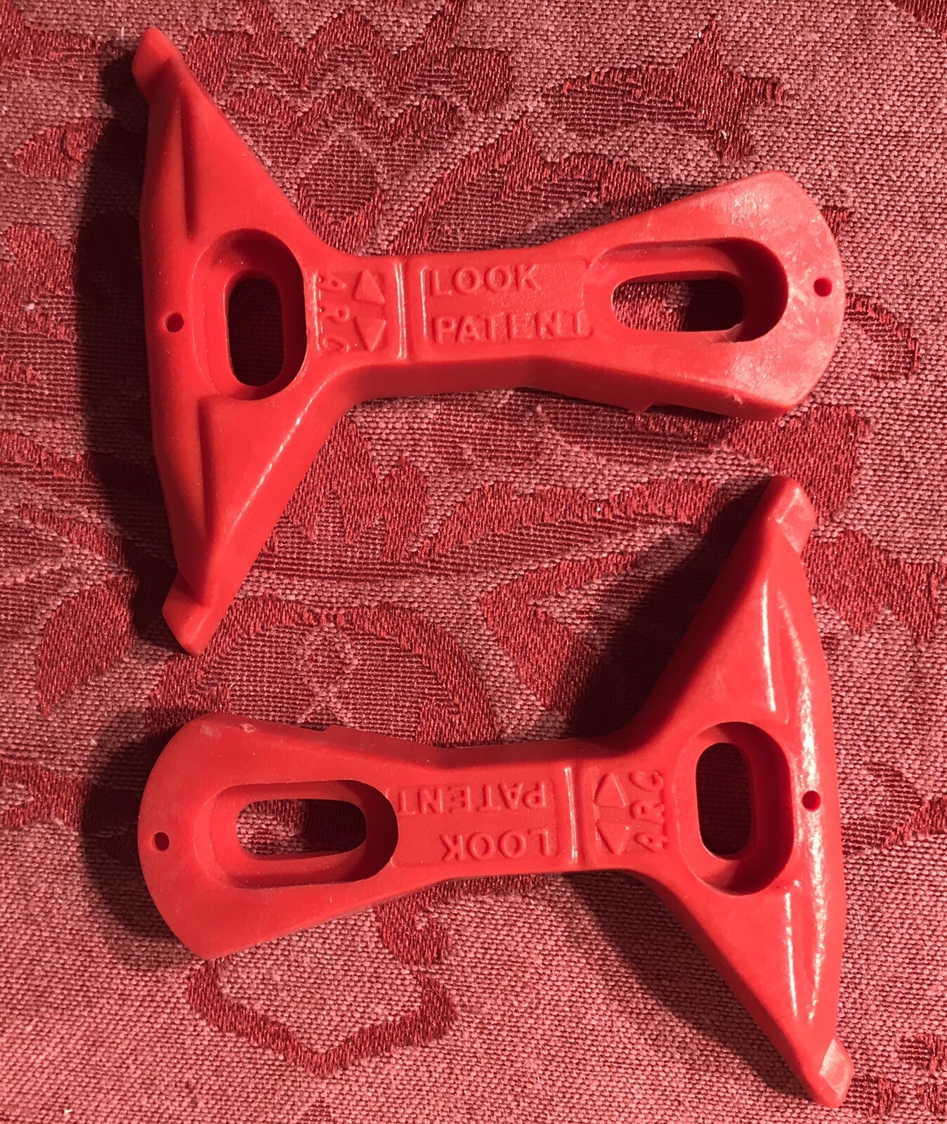 VINTAGE Look Red Arc Classic Delta 2 Hole Cleats NEW DISPLAY No Hardware