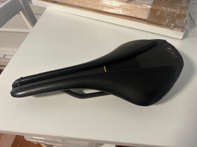 FIZIK ANTARES VERSUS EVO 00 – Regular / 139mm / MOBIUS – worn but still lovable