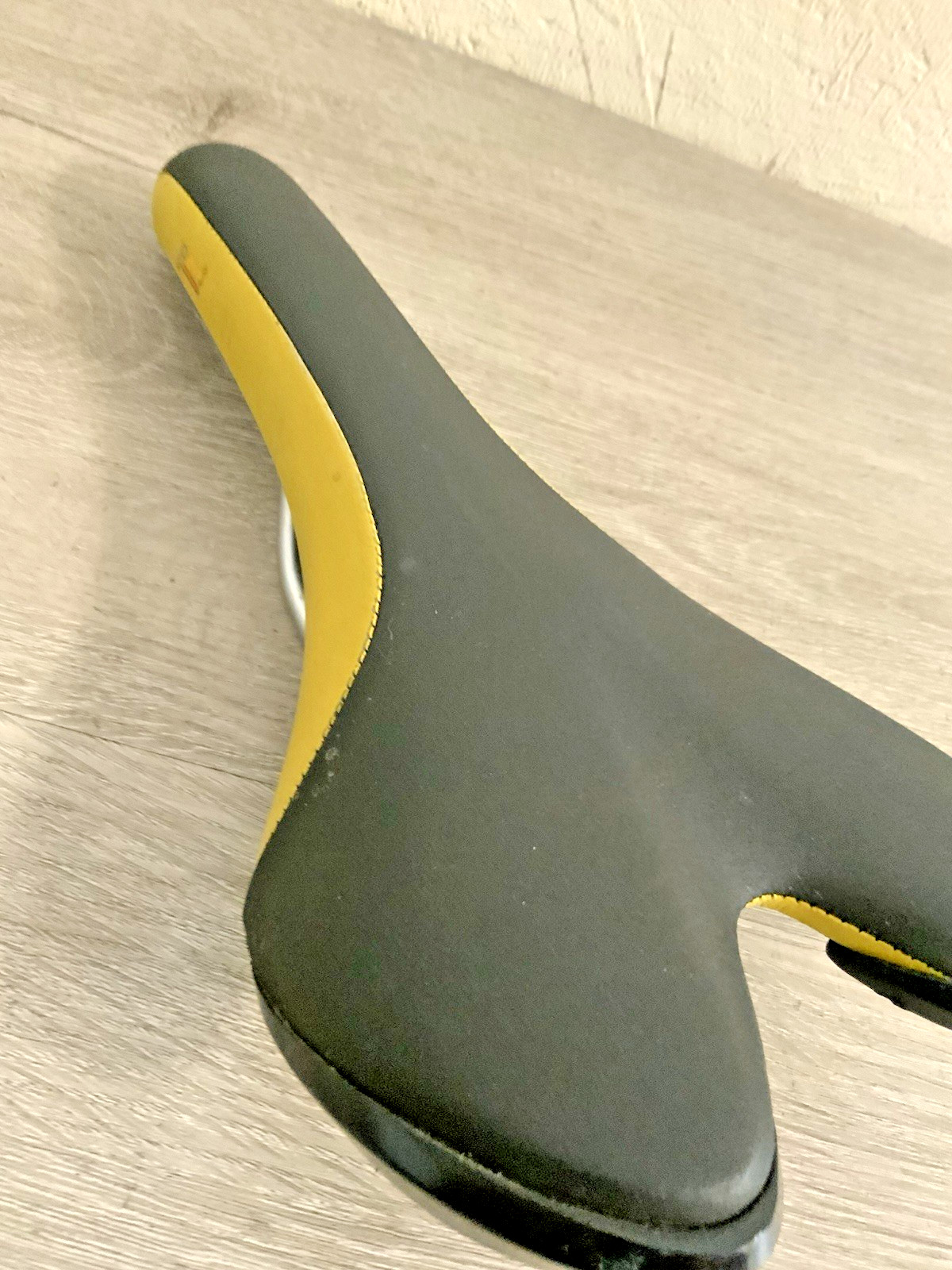 FIZIK PAVE ROAD BIKE SADDLE CHROMOLY STAYS 265 GRAMS 272 MM X 132 MM