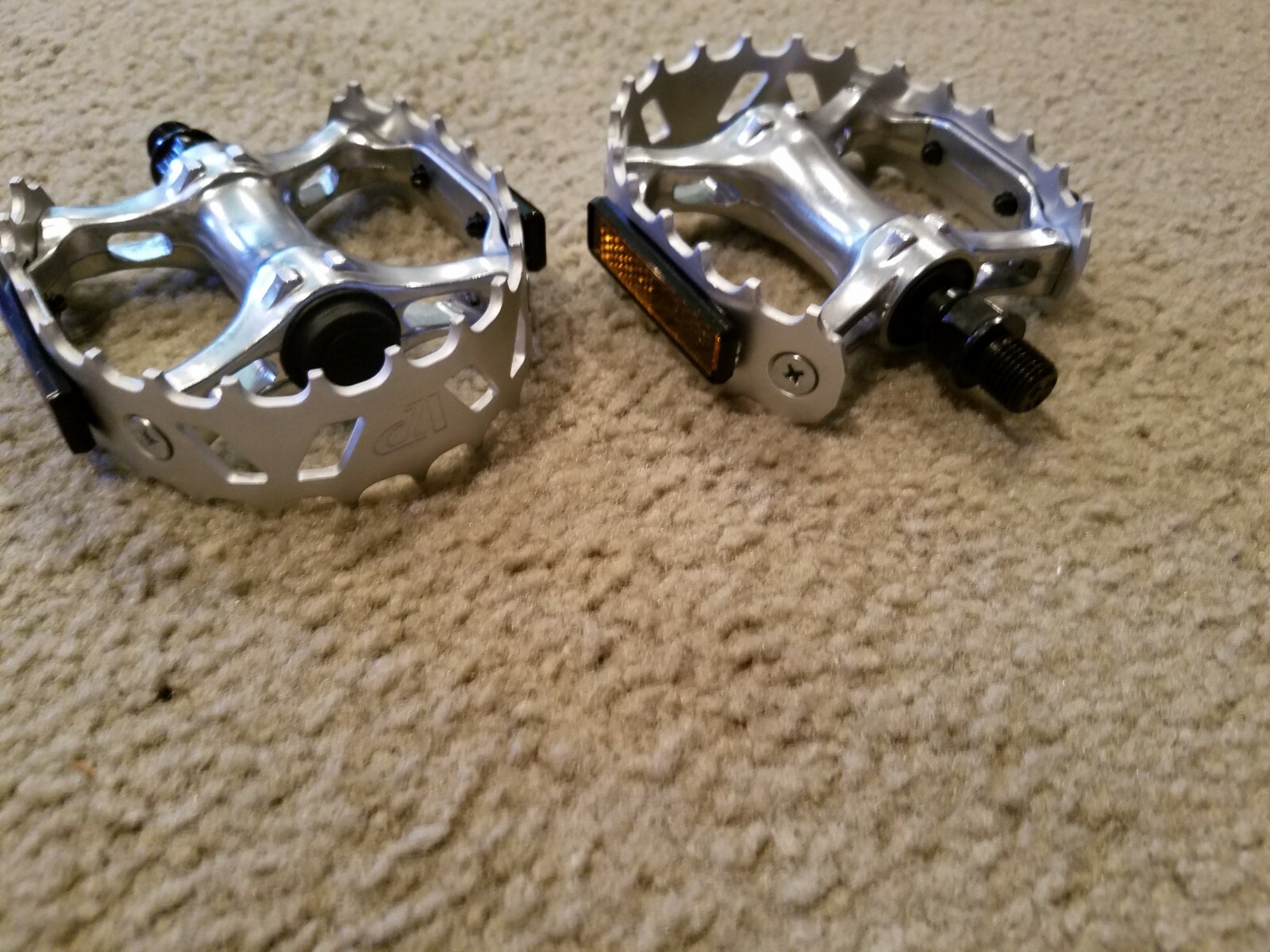 2 NEW BEAR CLAW STYLE BICYCLE PEDALS WITH REFLECTORS ALLOY,1/2″, BMX, CRUSERS