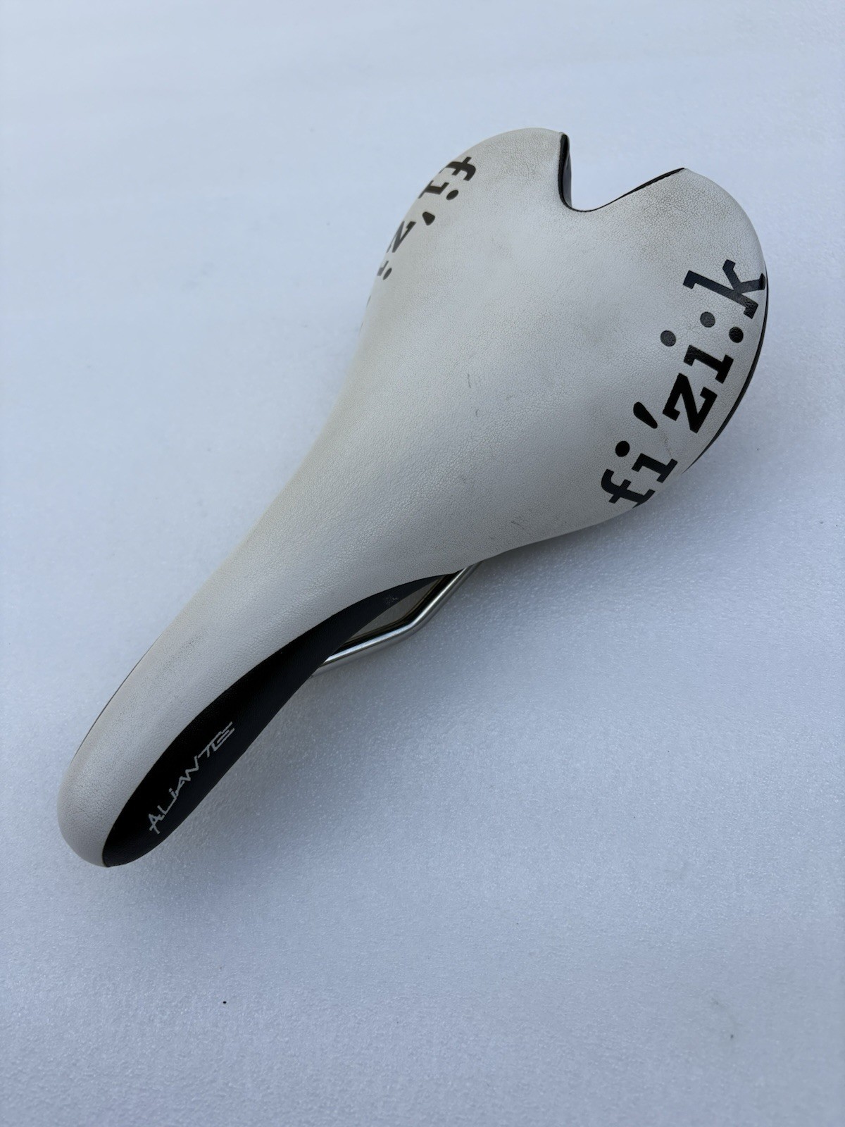 Fizik Aliante Saddle – Kium, White. 138mm. Weight 245g.