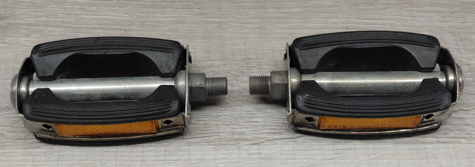 Vintage 60’s, 70’s Schwinn Bow Pedals 1/2″ K10490 U30 Block Stingray W/Reflector