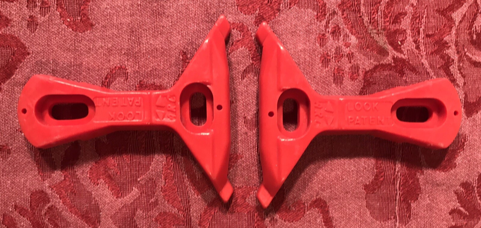 VINTAGE Look Red Arc Classic Delta 2 Hole Cleats NEW DISPLAY No Hardware
