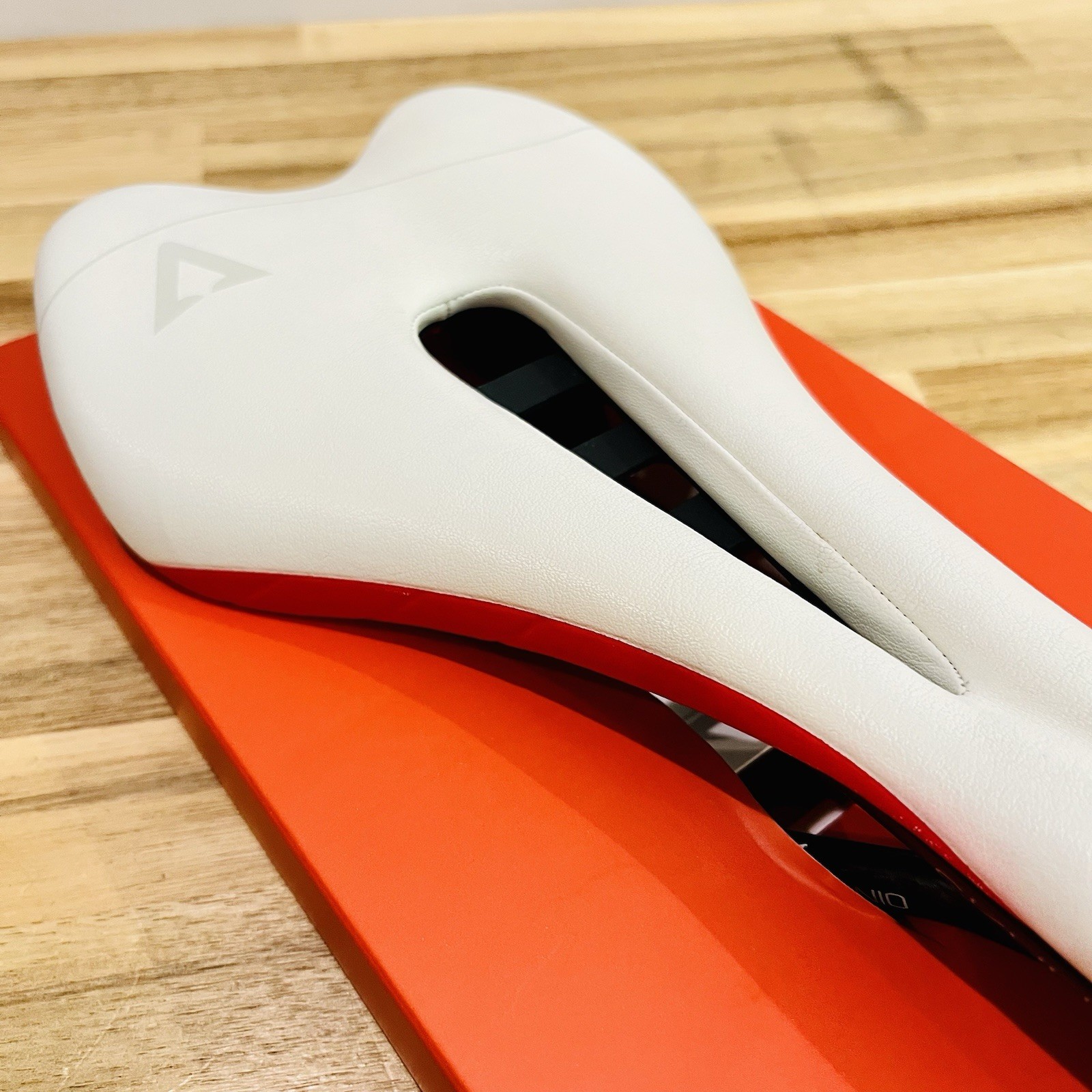 Astute Skylite VT Carbon Rail Saddle – White – Made In Italy – Original Box Used