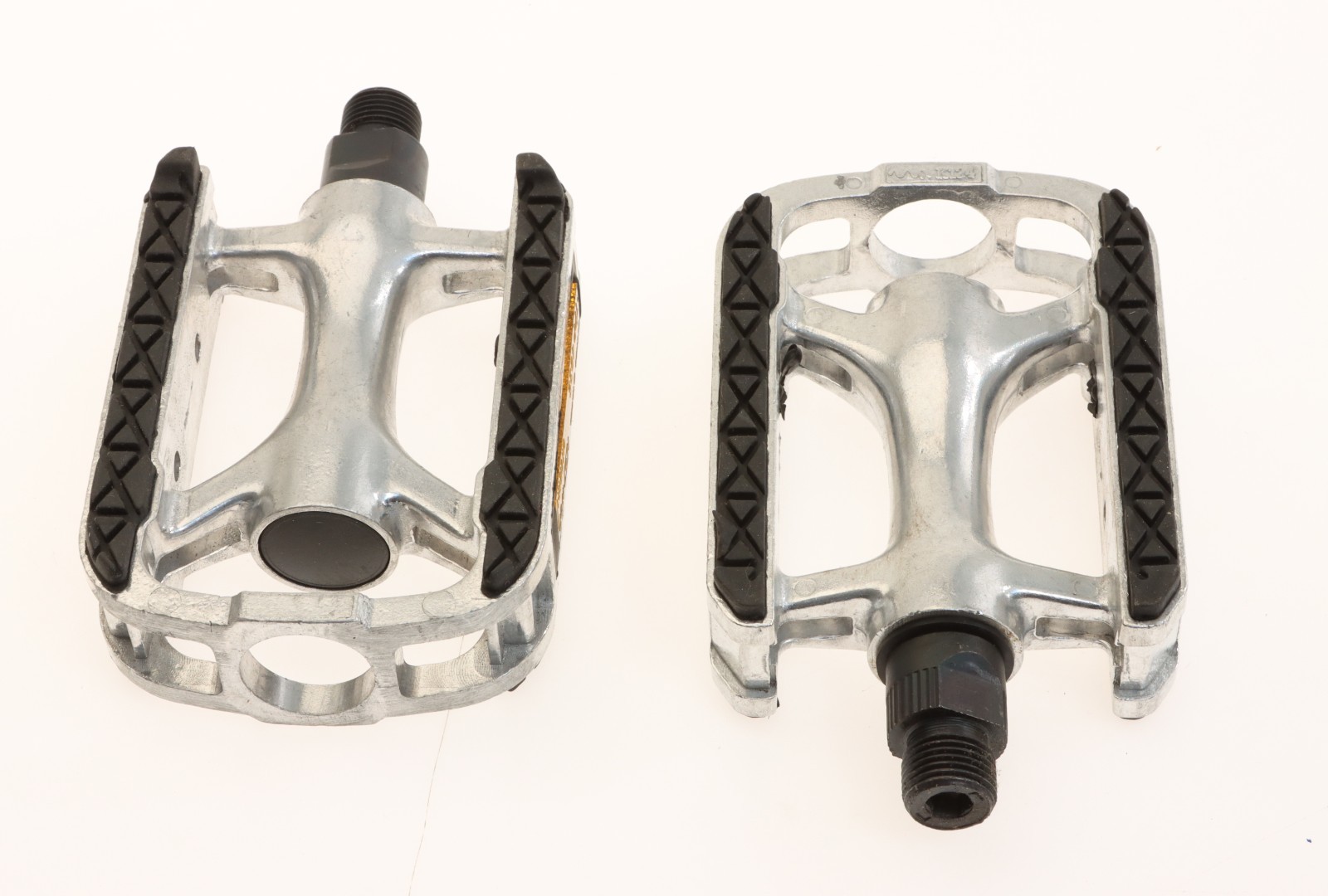 K124 Aluminum Platform Bike Pedals 9/16″ Silver w/ Reflectors Grip NEW* NOS