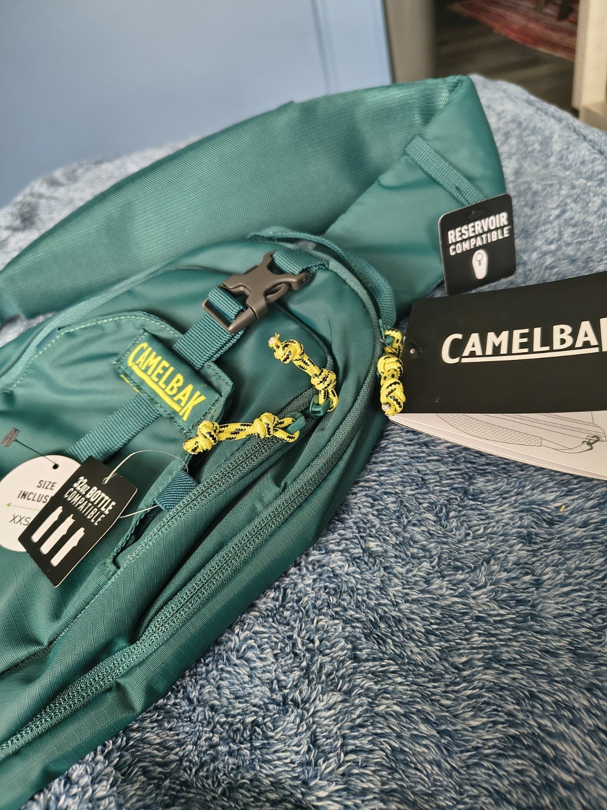 Camelbak New Arete 8 Sling Bag 32oz Compatible Green/Yellow