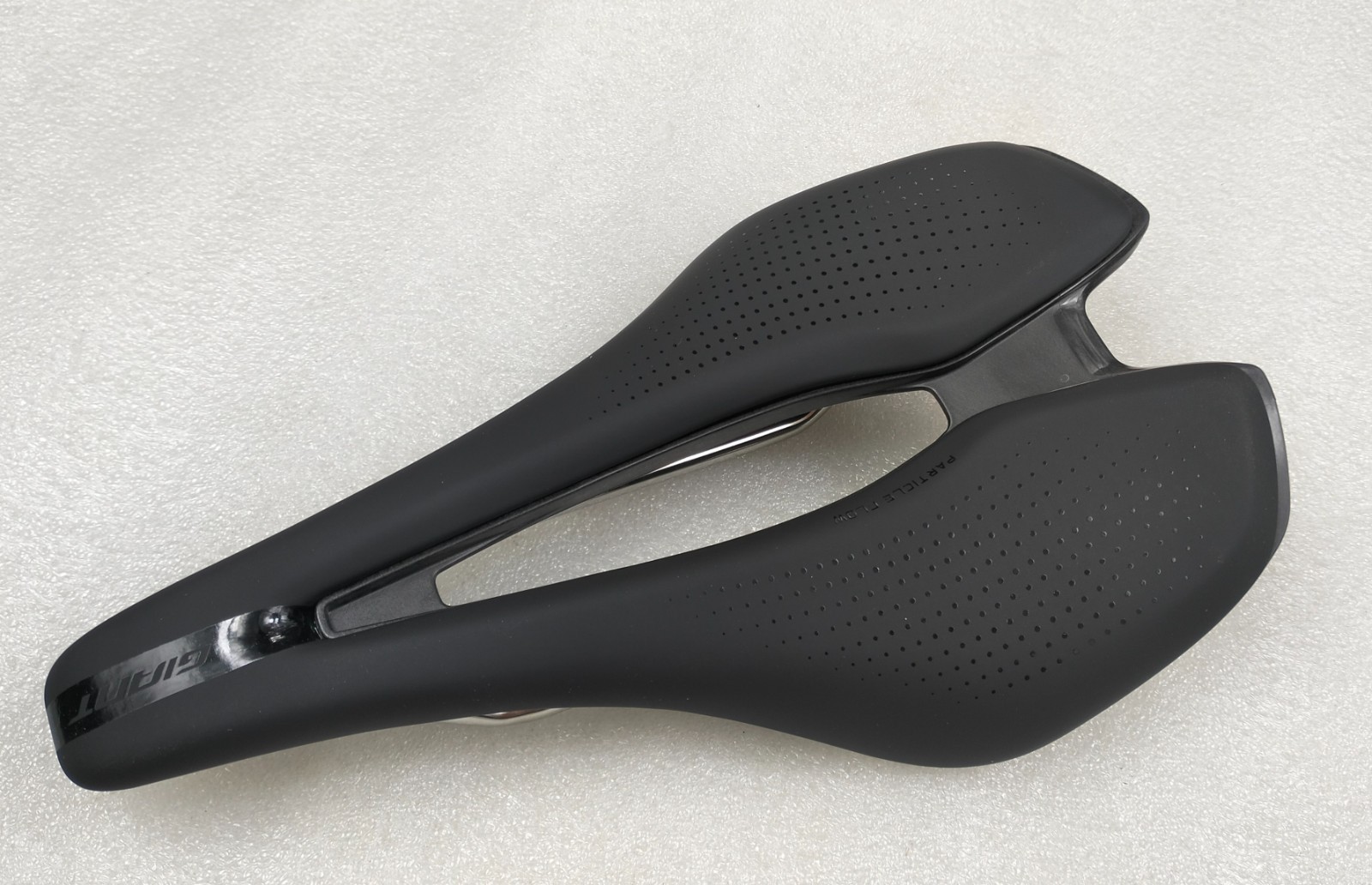 GIANT FLEET SL BLACK SADDLE 248X145MM SHORT NOSE CARBON COMPOSITE WEIGHT 222g